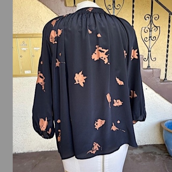 TUCKER "The Classic" Silk Print Button Up 3/4 Length Sleeve Blouse NWOT/sz M - Picture 6 of 15